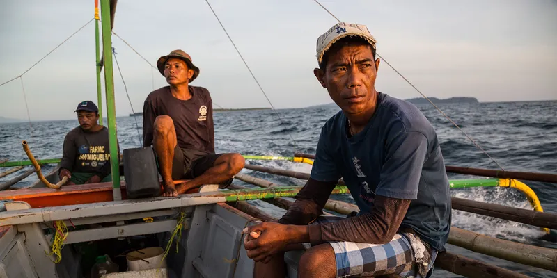 Bateaux de pêche artisanale sur l'océan aux Philippines